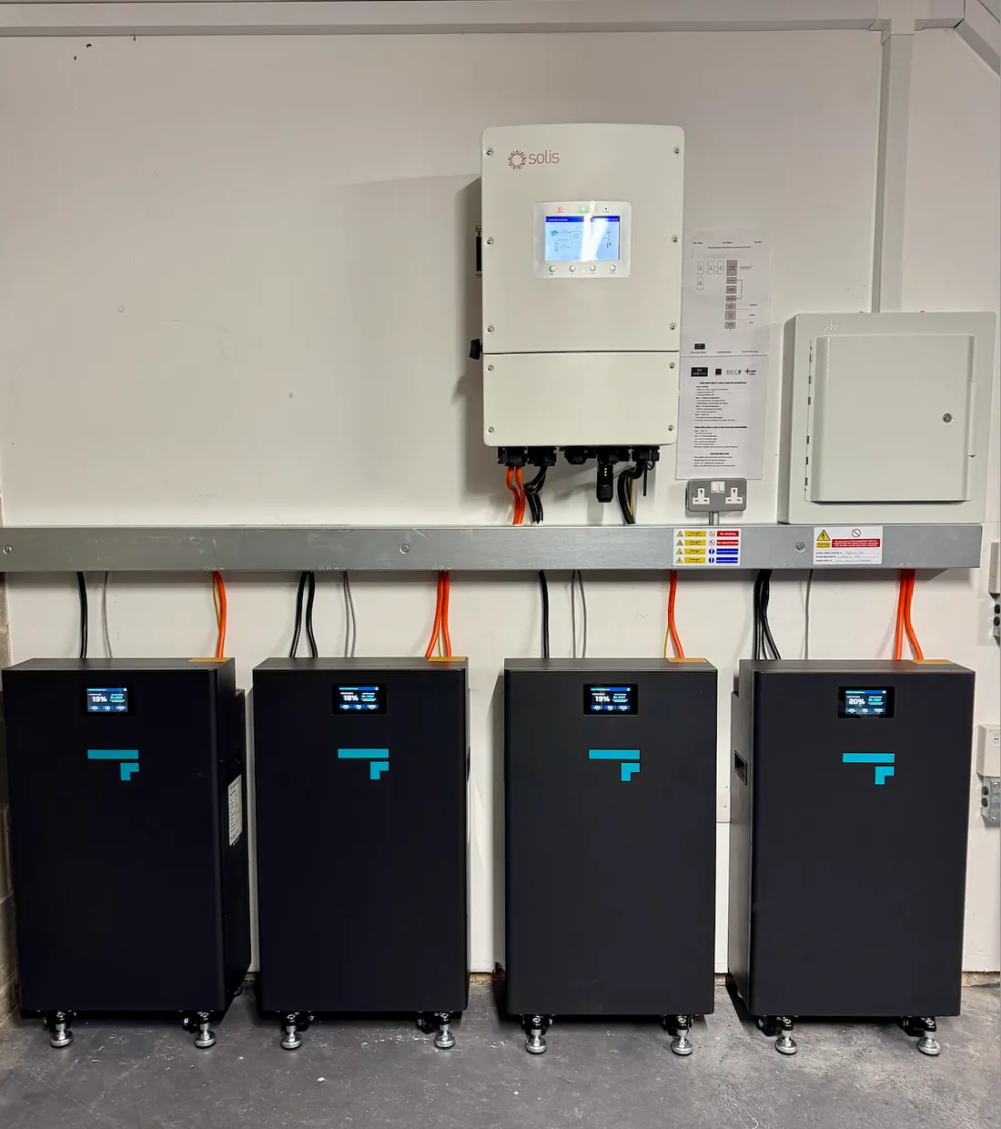 Mike Fadden's Solis inverter wired into a Fogstar battery bank